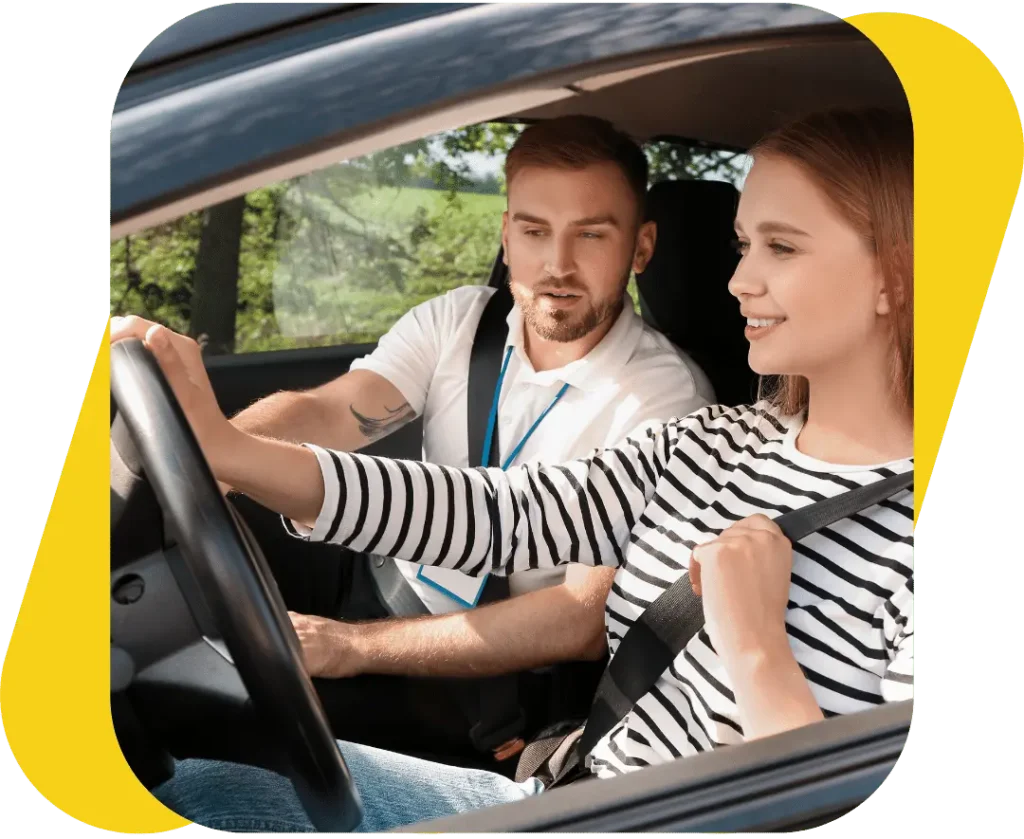 Femme qui prend un cours de conduite avec un moniteur d'auto-école.